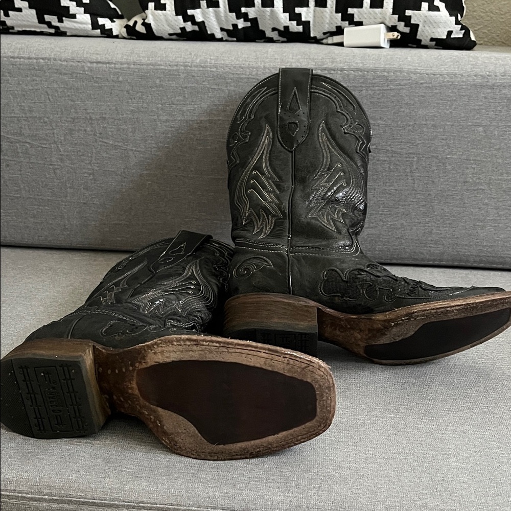 Elegant Black Embroidered Heeled Boots - image 2